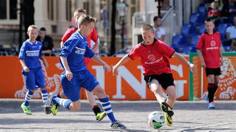 adidas straatvoetbal|voetbalbal op straat.